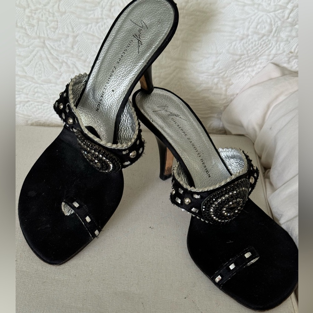 Giuseppe Zanotti - Black and bejeweled with toe loop and kitten heel sandals. - Picture 13 of 16